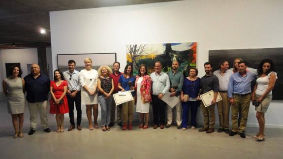 Los participantes en el concurso junto a las autoridades en la entrega de premios.  