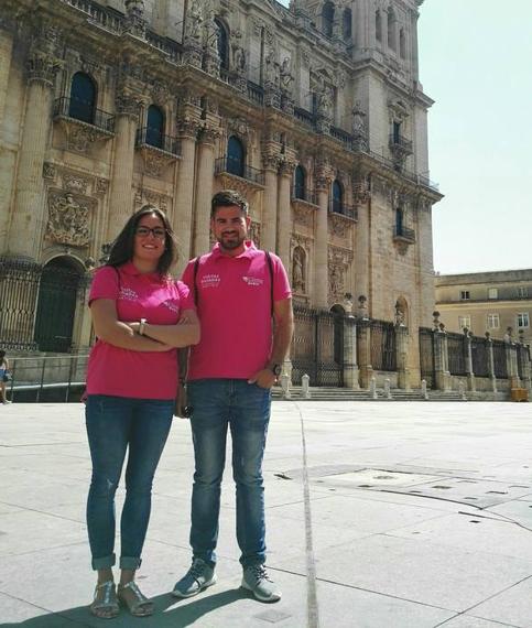 Luna Bernard y Kevin Izquierdo posan delante de la Catedral de Jaén. 