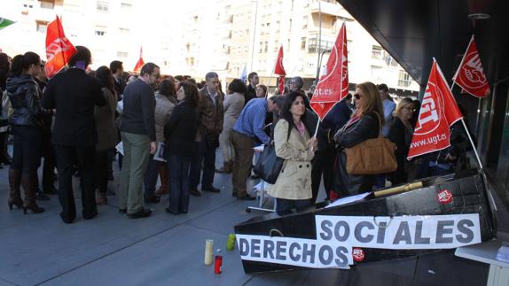 Trabajadores del sector de Justicia protestan a las puertas de la Ciudad de la Justicia de Almería. 