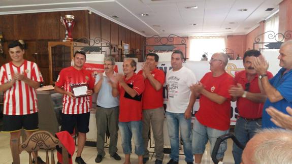 Jonatan Ortega, residente en Ripollet, peñista molinero y gran seguidor de la UD Almería, recibió una placa de la Peña Almeriense Los Molinos con gratitud por su labor. 