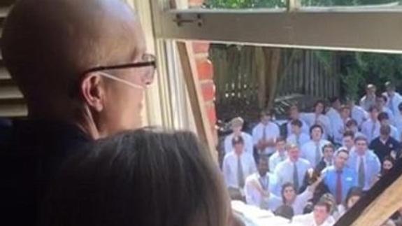 Más de 400 estudiantes cantan a su profesor enfermo de cáncer