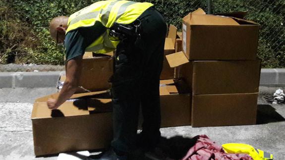 Tres detenidos, dos de ellos menores, por robar cajas de ropa de un camión