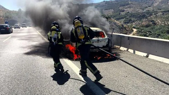 Aparatoso incendio de un vehículo en la Bailén-Motril