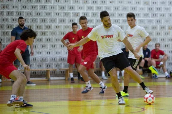 Jesús Rodríguez orienta el balón en un entrenamiento reciente del FC Split Tommy, subcampeón de la Primera de Croacia.