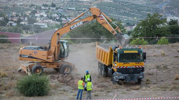 Inicio de las excavaciones para hallar los restos del poeta. 