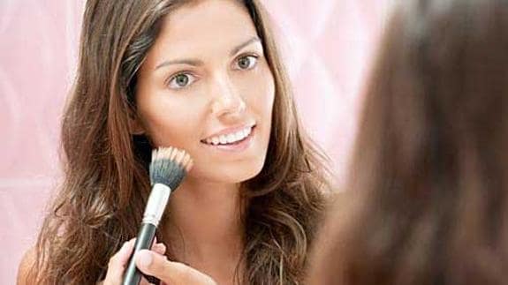 Por qué debes aplicarte tu base de maquillaje con brocha y no con tus dedos