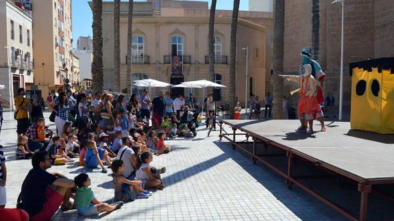 La Plaza de la Catedral reunió a un público entusiasta durante la representación de una obra de teatro infantil. 