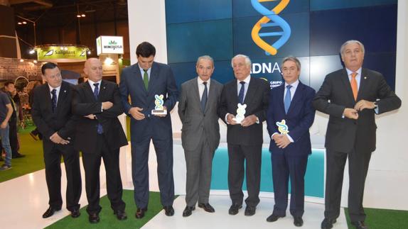 Representantes de Cajamar con los distinguidos 'ADN Agro' en la primera edición. 