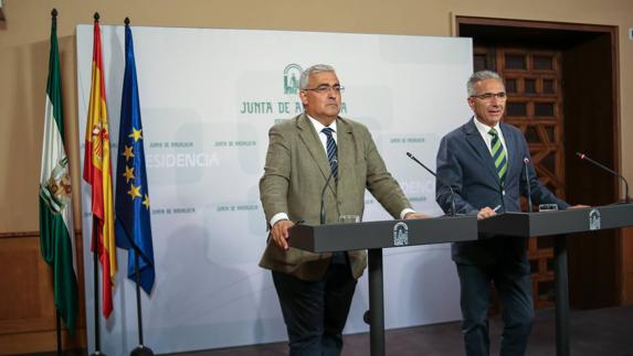 El consejero de Economía y Conocimiento, Antonio Ramírez de Arellano, con el portavoz del Gobierno autonómico, Miguel Ángel Vázquez. 