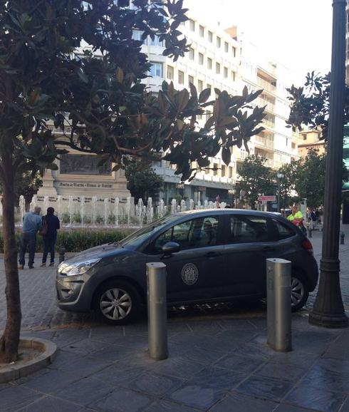 Un coche 'oficial', aparcado en la plaza Isabel la Católica 