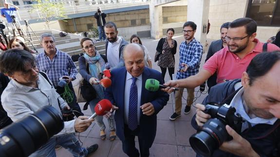 Torres Hurtado, rodeado de periodistas 