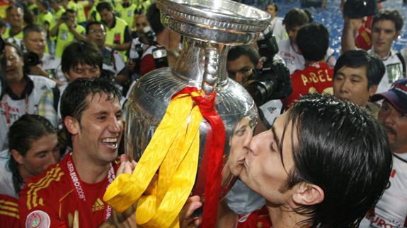 De la Red besa la Eurocopa de 2008 ante la alegría de Capdevila.