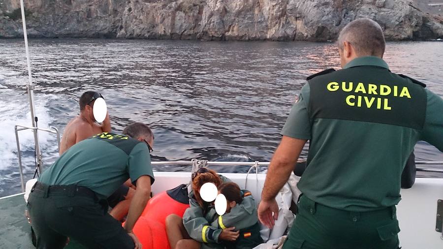 Rescatados dos adultos y una niña que cayeron al mar en La Herradura