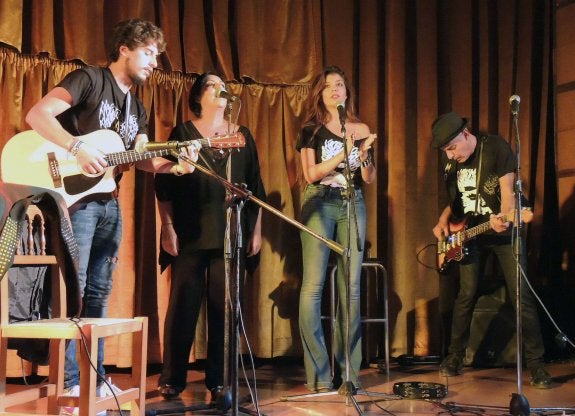 La familia Morente y Antonio Arias (dcha.) durante el concierto de anoche.