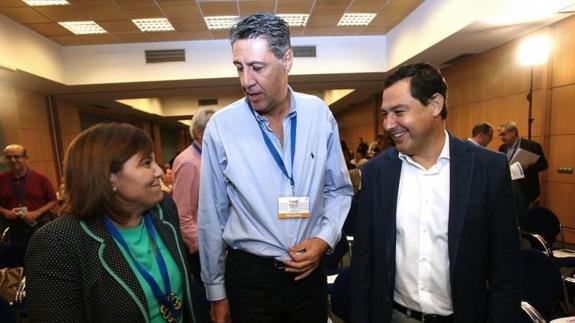 Xavier García Albiol, Isabel Bonig y del presidente del PP en Andalucía, Juan Manuel Moreno, este sábado.