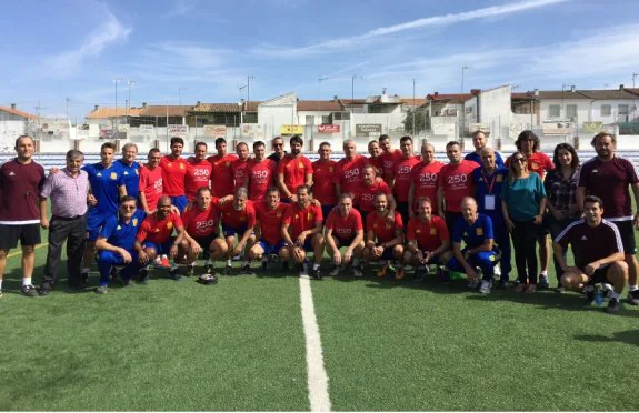 Veteranos de la Selección Española y del equipo local posan antes del partido.