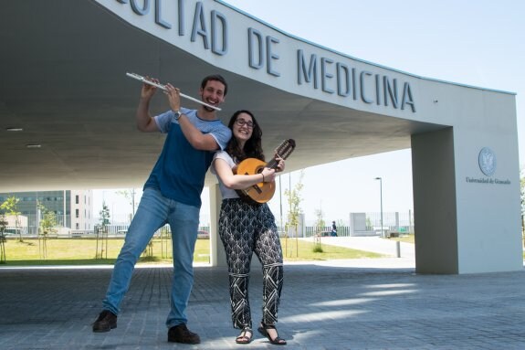 Sergio y Elena, baluartes de la tuna y la orquesta, dan la nota a la entrada de la Facultad de Medicina.