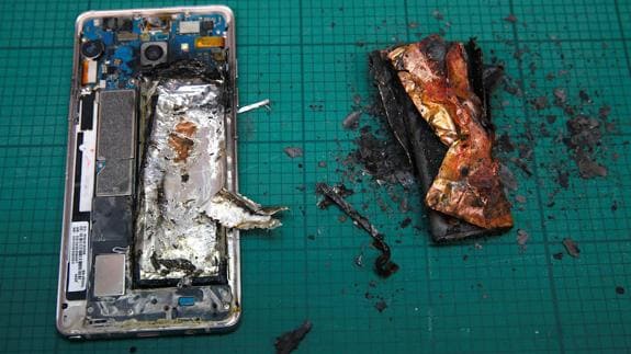 Calcinado. Así han quedado algunas unidades del Samsung Galaxy Note 7 tras estallar su batería de litio. La empresa dejará de fabricarlos.