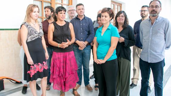 Carmen Lizárraga, Teresa Rodríguez, Esperanza Gómez y Alberto Montero junto a otros diputados de Podemos. :: vidal