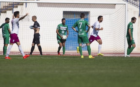 Momento justamente posterior al autogol que se anotó Rubén Peces en su propia portería y que acabó sentenciando el partido.