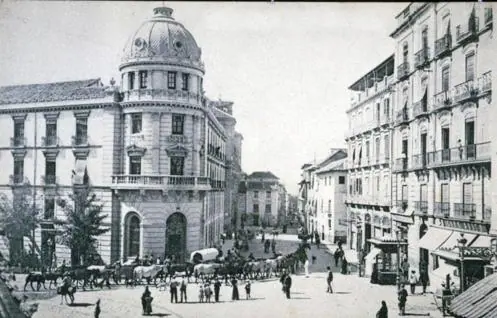 Postal de principios del siglo XX de Puerta Real con el hotel Victoria y la calle Recogidas al fondo 