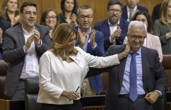 Los diputados socialistas aplauden a Susana Díaz tras concluir su discurso con el que abrió el debate de la Comunidad. 
