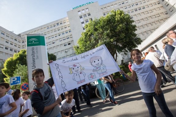 En la manifestación, más de 40.000 personas reclamaron a la Junta dos hospitales completos.