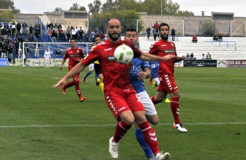 El central Golo, autor del gol, mete el cuerpo impidiendo que Curto emprenda un ataque. :: enrique