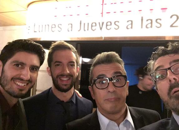 De izquierda a derecha, Miguel Ángel Contreras, periodista de IDEAL; David Broncano; Andreu Buenafuente; y el periodista de Diario Jaén. 