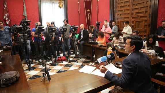 Paco Cuenca, durante su comparecencia en el salón de comisiones 