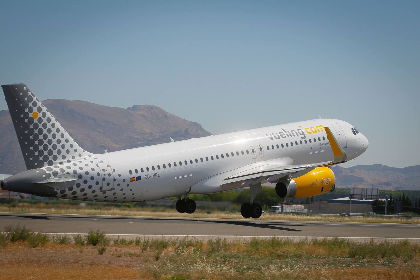 Un avión de Vueling despega en Granada.