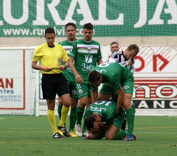 Hernández Maeso señalando una falta recibida por Elady, que está en el suelo.