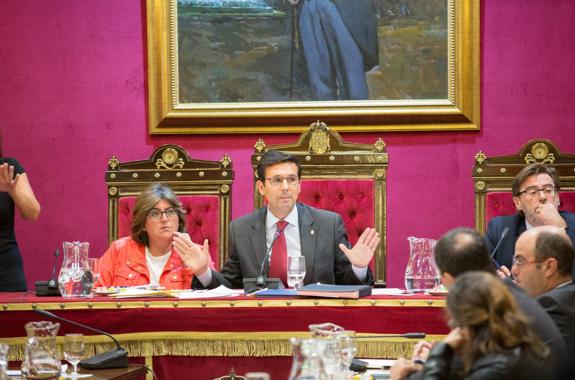 Paco Cuenca, en el centro, con sus dos tenientes de alcalde, Ana Muñoz y Baldomero Oliver.