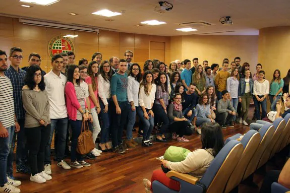 Foto de familia de los alumnos junto al rector y otros representantes de la institución.