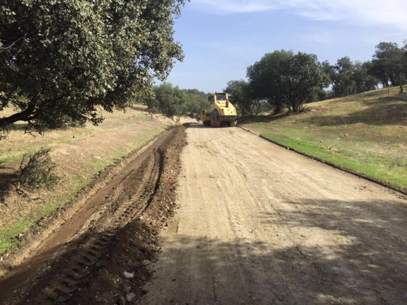 Máquinas trabajando en la cañada real.