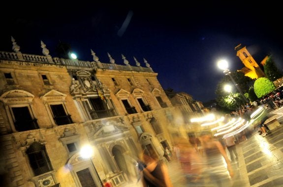 En Plaza Nueva, las luces provocan extraños y misteriosos juegos sobre la fachada de la Real Chancillería, donde aún se conserva el garrote vil, el instrumento para aplicar la pena de muerte a los condenados.