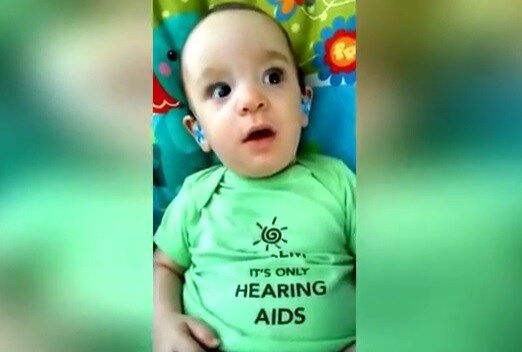 El emotivo momento en el que un bebé sordo oye la voz de su madre por primera vez