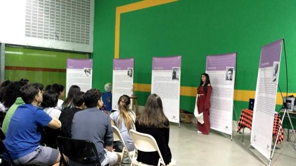 Estudiantes de cinco centros de la provincia acuden a la exposición 'Mujeres en la Ciencia' de Diputación