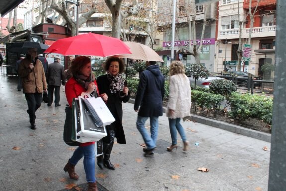 Dos mujeres con paraguas en el Paseo de la Estación de Jaén