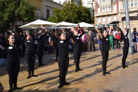 Alumnas del conservatorio realizan un baile reivindicativo en Puerta Purchena.