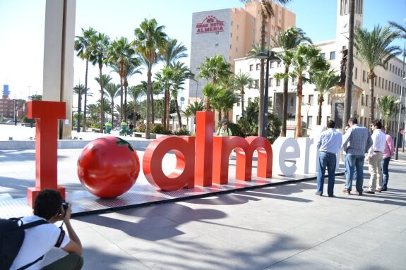 Escultura con el lema 'I almería' ubicada en la plaza de las Velas.