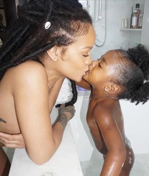 Una foto de Rihanna con su sobrina indigna a muchos padres