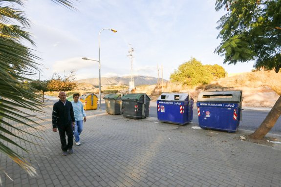 Contenedores ubicados en el camino que une Motril con la zona de La Zorrera, donde depositan la basura los dueños de los cortijos de este área.