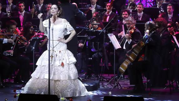 Isabel Pantoja, anoche en su recital de regreso en el teatro Carlos III de Aranjuez. 