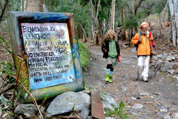 Dos jipis asentados años atrás en la comunidad de Beneficio, en Órgiva, donde pasó el verano la adolescente alemana.