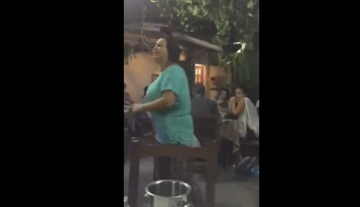 "¡Canarios, moros de mierda, cochinos!", la reacción de la clienta de un bar indigna a Facebook