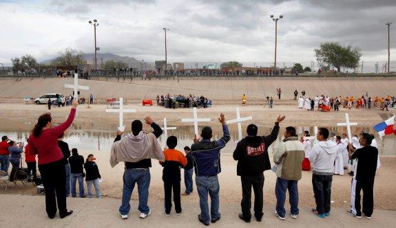 Cientos de cruces blancas a uno y otro lado del río Grande recordaron hace unos días a los miles de fallecidos que jamás alcanzaron suelo estadounidense.
