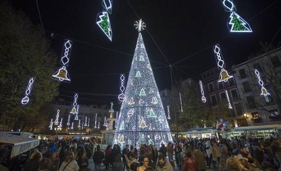 Árbol de Navidad gigante en el centro de Granada. 