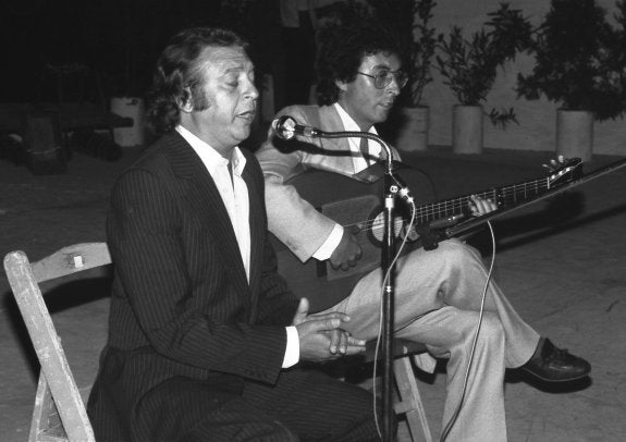 'El Lebrijano' canta junto al guitarrista Enrique de Melchor.