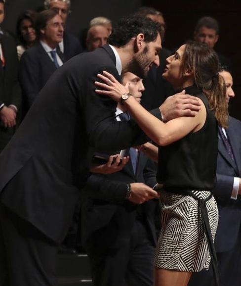 La granadina Alhambra Nievas besa al presidente de la FEB, Jorge Garbajosa, tras retirar el premio.